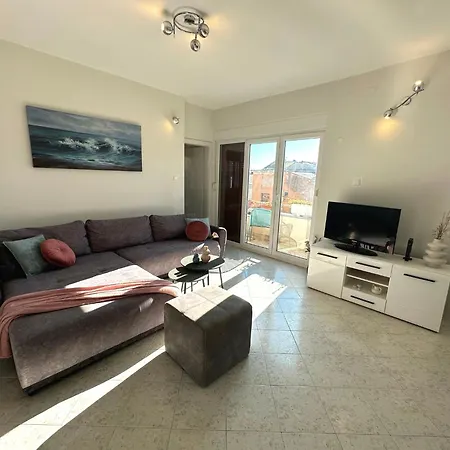 Spacious 3bdr App In Center 