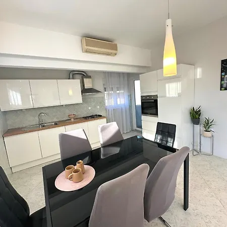 Spacious 3bdr App In Center 