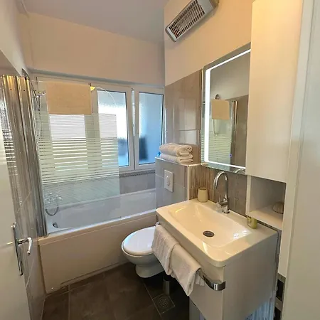 Spacious 3bdr App In Center 