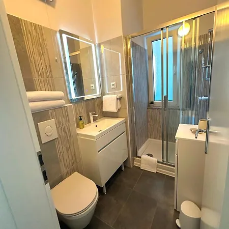 아파트 Spacious 3bdr App In Center 
