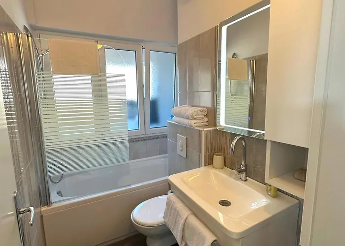 Spacious 3bdr App In Center 