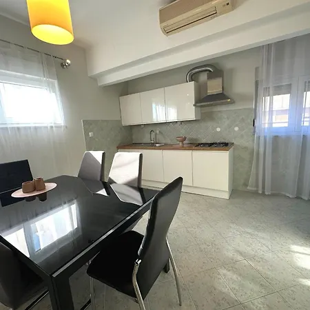 Spacious 3bdr App In Center 