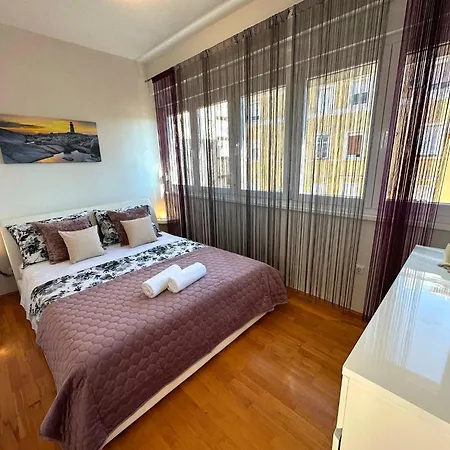 Spacious 3bdr App In Center 