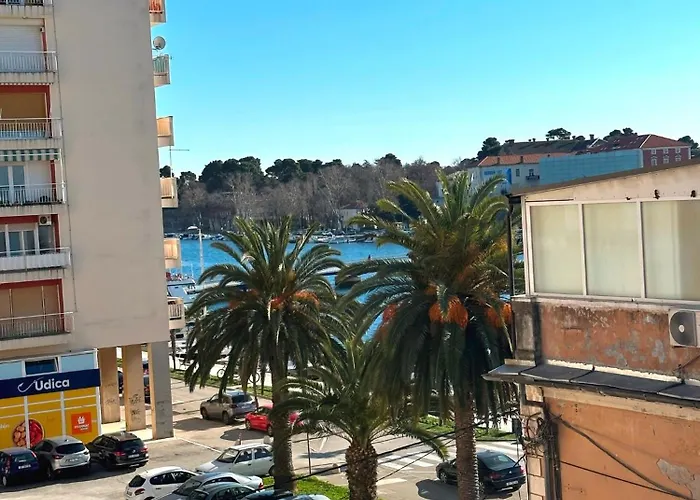 Spacious 3bdr App In Center 