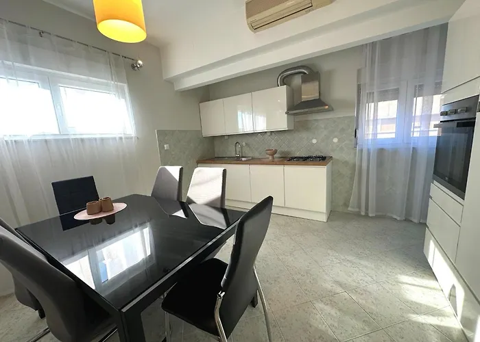 Spacious 3bdr App In Center 