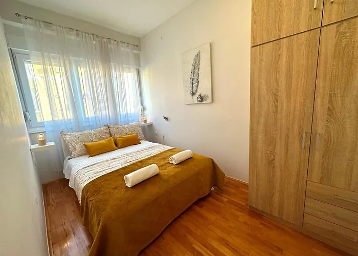 Spacious 3bdr App In Center 