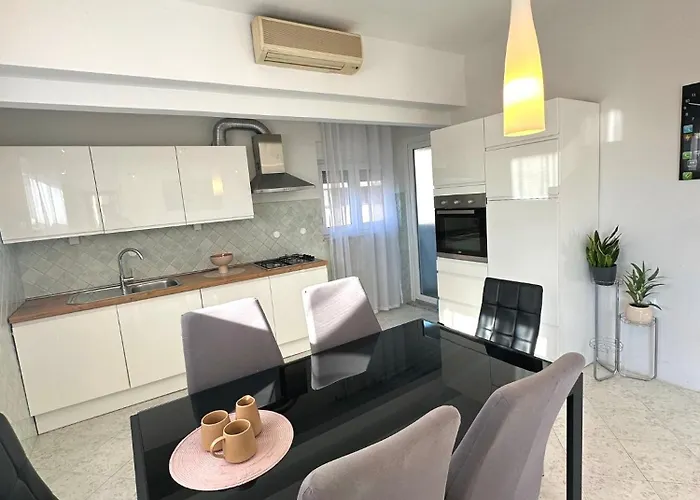 Spacious 3bdr App In Center 